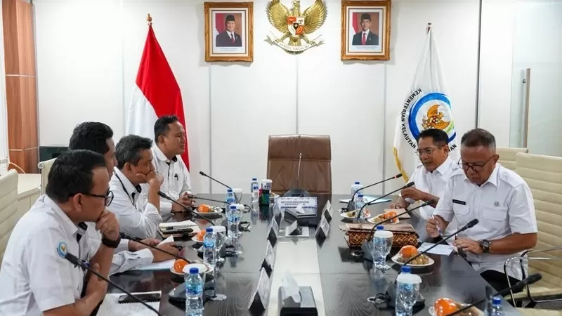 Bupati Padang Pariaman H. John Kenedy Azis mendatangi Kantor Kementerian Kelautan dan Perikanan (KKP) RI di Jakarta, Senin (3/8/2026), untuk menyampaikan sejumlah program prioritas yang diharapkan mendapat dukungan dari pemerintah pusat. (Foto: Pemkab Padang Pariaman)