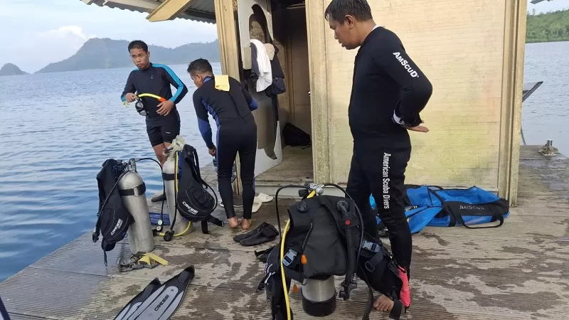 Pengabdian kepada Masyarakat (PKM) yang digelar pada 27-28 Juli 2026 di Villa Boelongan Resort and Resto, Kawasan Wisata Mandeh. Sebanyak 27 peserta yang berasal dari kelompok diving serta masyarakat setempat mengikuti rangkaian kegiatan yang difokuskan pada peningkatan kapasitas dalam pengelolaan wisata bawah laut. (Foto: UNP)