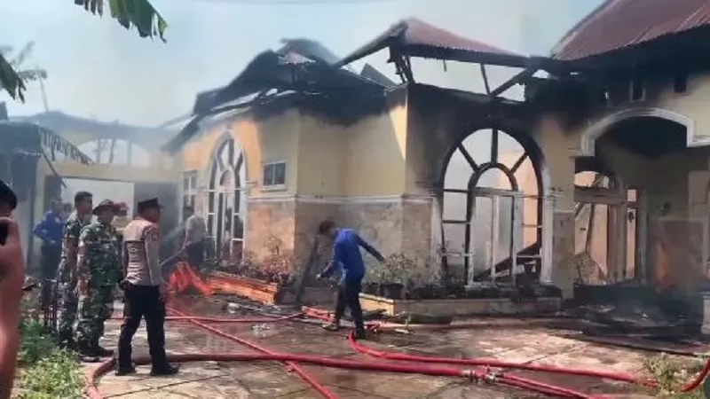 Rumah permanen milik warga di Jorong Indo Baleh Timur, Nagari Mungo, Kecamatan Luak, Kabupaten Lima Puluh Kota, hangus dilalap api pada Rabu (5/8/2026) sekitar pukul 09.30 WIB.  (Foto: Polres Payakumbuh)