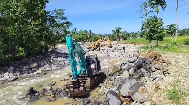 Proses normalisasi sungai langsung dimulai dengan mengerahkan tiga unit alat berat sejak Selasa (4/8/2026) malam. (Foto: Pemprov Sumbar)