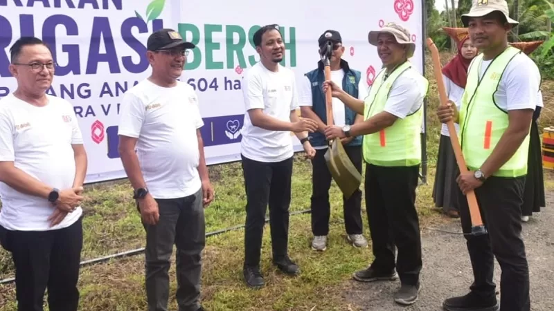 Bupati Padang Pariaman John Kenedy Azis saat menghadiri Gerakan Irigasi Bersih di Daerah Irigasi Batang Anai, Nagari Sintuk, Kecamatan Sintuk Toboh Gadang (Sintoga), Jumat (7/8/2026). (FotoPemkab Padang Pariaman)
