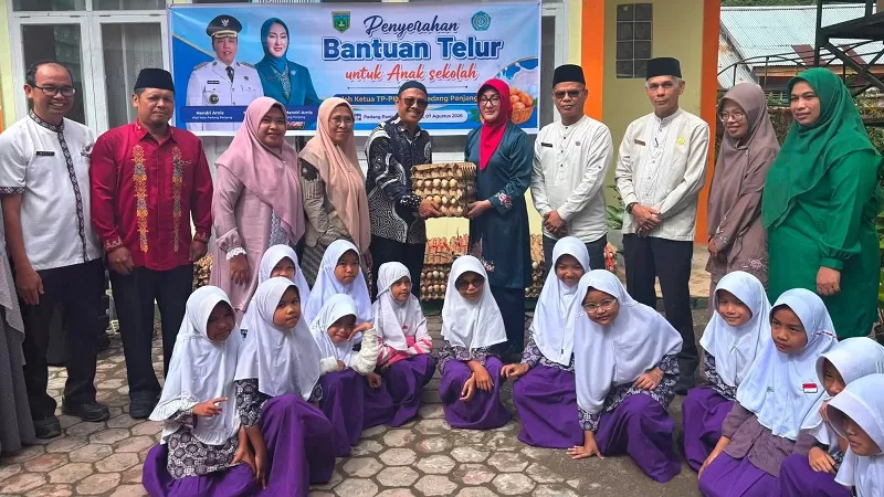 Ketua TP-PKK Kota Padang Panjang, Ny. Maria Feronika Hendri, saat mengunjungi sekolah dan PAUD penerima bantuan pada Kamis (7/8/2026). (Foto: Pemko Padang Panjang)