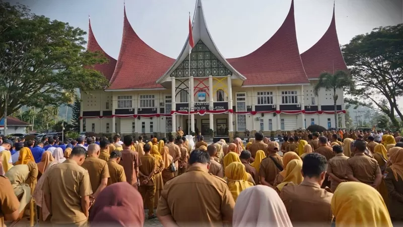 Apel Gabungan ASN di Halaman Kantor Bupati, Senin (10/8/2026). (Foto: Pemkab Solsel)