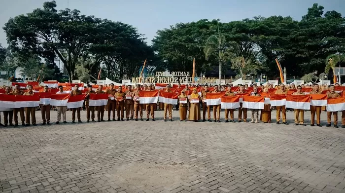 Pemerintah Kabupaten Solok Selatan membagikan bendera Merah Putih secara simbolis kepada jajaran pemerintah daerah setelah pelaksanaan Apel Senin, Senin (10/8/2026). (Foto: l)Pemkab Solses