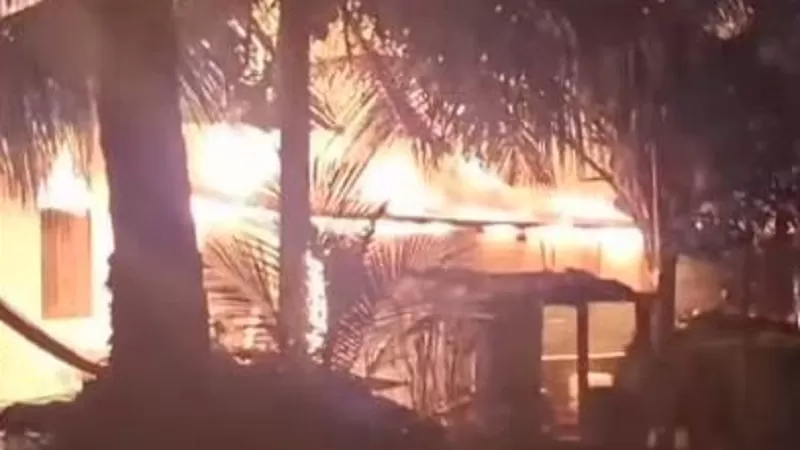 Tragedi kebakaran terjadi di Lima Purut, Jorong Lima Purut Timur, Kecamatan Kinali, Kabupaten Pasaman Barat. Seorang perempuan bernama Jumiati (43) meninggal dunia setelah terjebak di dalam rumah yang terbakar pada Selasa (11/8/2026) dini hari. (Foto: Damkar Pasbar)