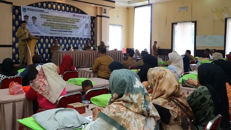 Penyerahan bantuan untuk 75 penerima dilakukan Wali Kota Payakumbuh Zulmaeta di Gedung Pelatihan Peternakan dan Kesehatan Hewan, Kelurahan Ibuh, Selasa (11/8/2026). (Foto: Pemko Payakumbuh)