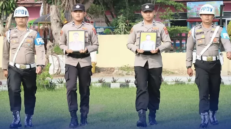 Polres Payakumbuh menggelar upacara Pemberhentian Tidak Dengan Hormat (PTDH) terhadap dua personelnya, Rabu (12/8/2026). Dua personel tersebut yakni Bripka FW dan Bripda AW. (Foto: Polres Payakumbuh)