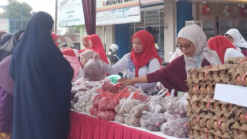 Gerakan Pangan Murah (GPM) kembali digelar Pemerintah Kota Padang Panjang untuk menyediakan kebutuhan pangan dengan harga terjangkau bagi masyarakat. Kegiatan tersebut berlangsung di area parkir Masjid Taqwa Muhammadiyah, Kamis (13/8/2026). (Foto: Pemko Padang Panjang)