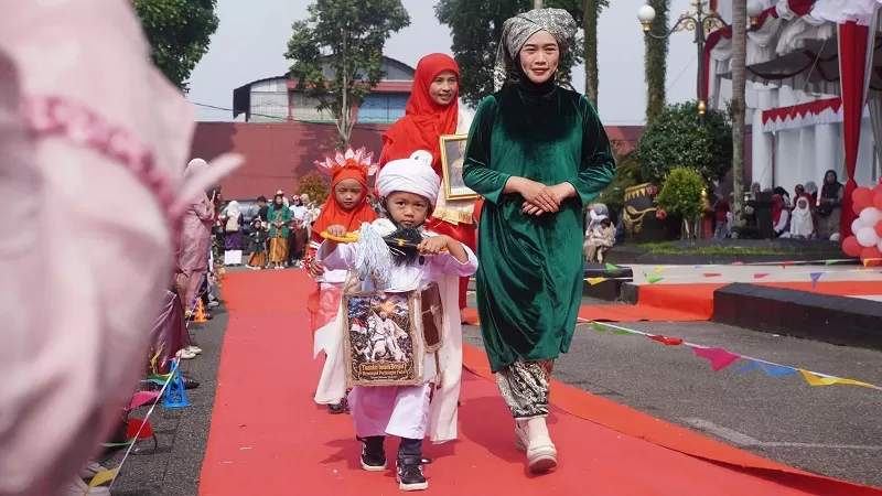 Halaman Balai Kota Padang Panjang dipenuhi keceriaan anak-anak PAUD yang tampil bersama orang tua dalam Fashion Show Anak Bersama Orang Tua, Kamis (13/8/2026). (Foto: Pemko Padang Panjang)