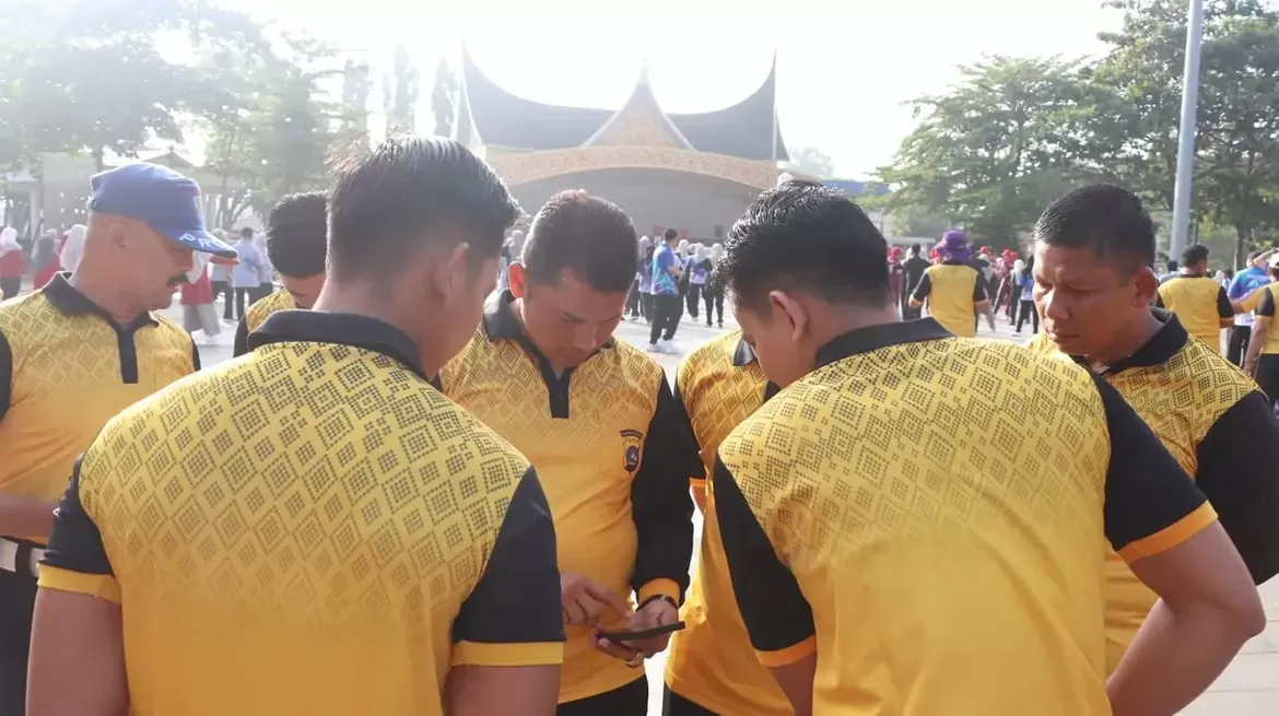 Pemeriksaan dilakukan terhadap handphone personel dalam kegiatan Penegakan dan Penertiban Disiplin (Gaktibplin), Jumat (14/8/2026). (Foto: Polres Tanah Datar)