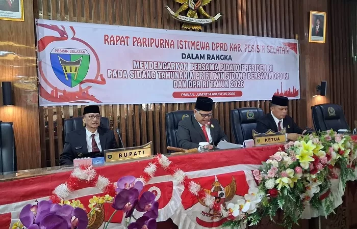 Bupati Pesisir Selatan Hendrajoni menghadiri Rapat Paripurna Istimewa DPRD Kabupaten Pesisir Selatan untuk mengikuti rangkaian Sidang Tahunan MPR RI dan Sidang Bersama DPR RI dan DPD RI, Jumat (14/8/2026). (Foto: Pemkab Pessel)