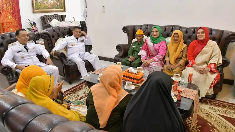 Silaturahmi bersama veteran Agam berlangsung di Rumah Dinas Bupati Agam, Lubuk Basung, Senin (17/8/2026).  (Foto: Pemkab Agam)