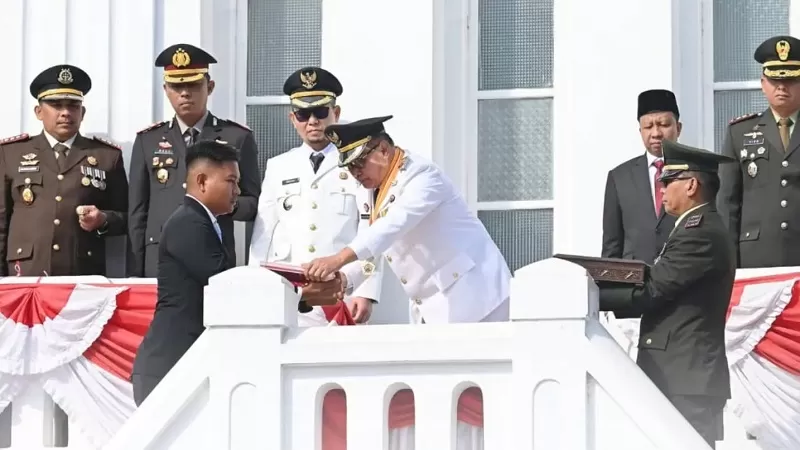 Prosesi penyerahan duplikat Bendera Pusaka Merah Putih dan duplikat teks Proklamasi kepada Paskibraka digelar langsung di bawah Jam Gadang, Senin (17/8/2026). (Foto: Pemko Bukittinggi)