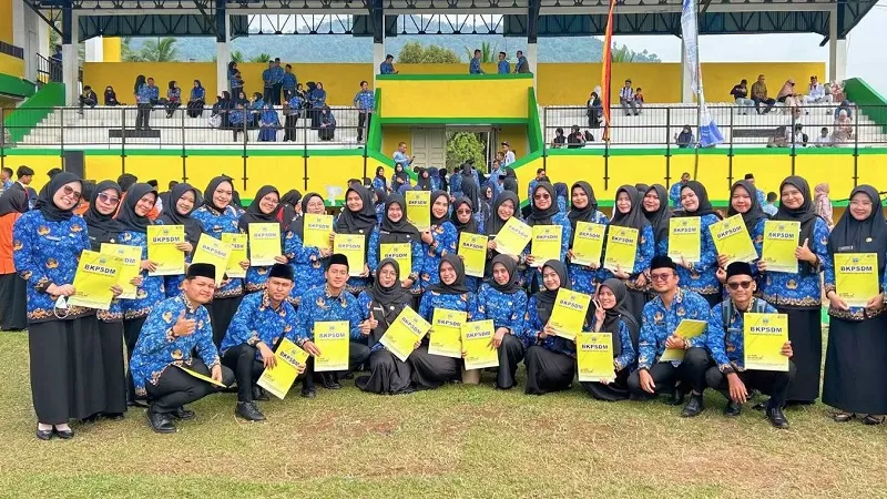 Penyerahan SK PNS kepada 31 CPNS Solok Selatan tersebut berlangsung setelah upacara peringatan Hari Kemerdekaan Republik Indonesia ke-81 tingkat Kabupaten Solok Selatan. Kegiatan digelar di GOR Rimbo Tangah, Senin (17/8/2026). (Foto: Pemkab Solsel)