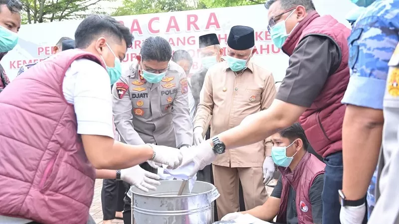 Konferensi pers sekaligus pemusnahan barang bukti narkotika di halaman Mapolda Sumbar, Selasa (18/8/2026). (Foto: Pemprov Pessel)