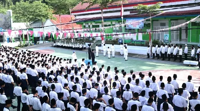 Perguruan Islam Ar Risalah menggelar upacara bendera untuk memperingati Hari Ulang Tahun (HUT) ke-81 Kemerdekaan Republik Indonesia, Senin (17/8/2026). (Foto: Ar Risalah)