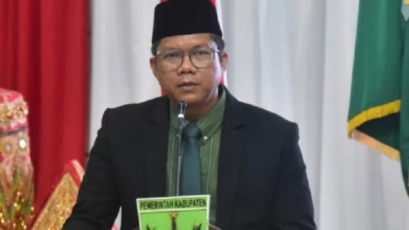 Hendra Aswara, S.STP., M.M., CGCAE., CFrA., resmi menjabat sebagai Sekretaris Daerah (Sekda) Kabupaten Padang Pariaman. Ia dilantik Bupati Padang Pariaman John Kenedy Azis di Hall IKK Parit Malintang, Selasa (18/8/2026).