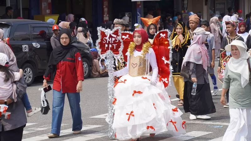 Kreativitas pelajar menjadi daya tarik utama dalam Pawai Alegoris dalam rangka memperingati Hari Ulang Tahun (HUT) ke-81 Kemerdekaan Republik Indonesia di Kota Padang Panjang, Selasa (18/8/2026). (Foto: Pemko Padang Panjang)