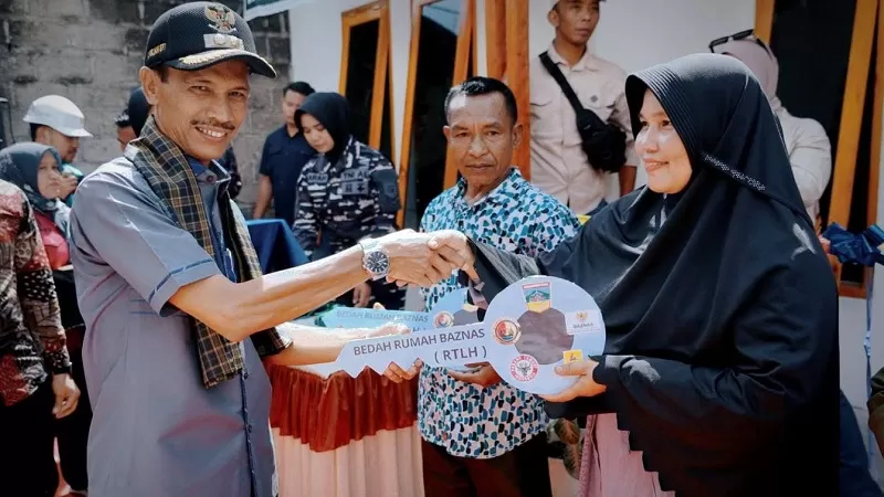 Sassarita menerima rumah baru tersebut melalui program bedah Rumah Tidak Layak Huni (RTLH) di Nagari Sako Selatan Pasir Talang, Kecamatan Sungai Pagu, Kabupaten Solok Selatan. Penyerahan rumah secara simbolis dilakukan Wakil Bupati Solok Selatan bersama Komandan Kodaeral II Padang, Kamis (20/8/2026). (Foto: Pemkab Solsel)