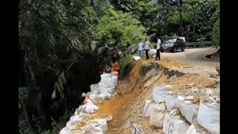  Penanganan ruas Jalan Manggopoh-Padang Lua, Kabupaten Agam, terus dilakukan secara bertahap di sejumlah titik.  (Foto: Pemkab Agam)