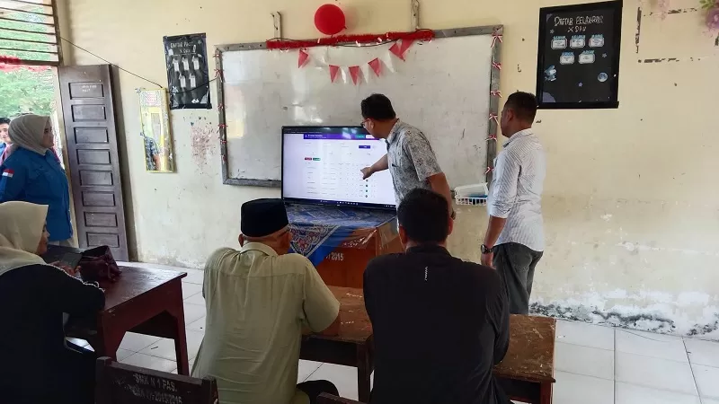  Bupati Pasaman Barat Yulianto meninjau langsung pelaksanaan seleksi bakal calon Wali Nagari yang berlangsung menggunakan sistem Computer Based Test (CBT) di SMK Negeri 1 Pasaman, Sabtu (22/8/2026).  (Foto: Pemkab Pasbar)