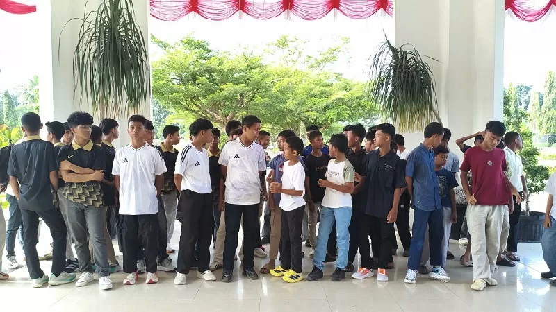 Pelepasan PS Pasbar U-13 dan U-15 berlangsung di halaman kediaman Bupati Pasaman Barat, Sabtu (22/8/2026).  (Foto: Pemkab Pasbar)