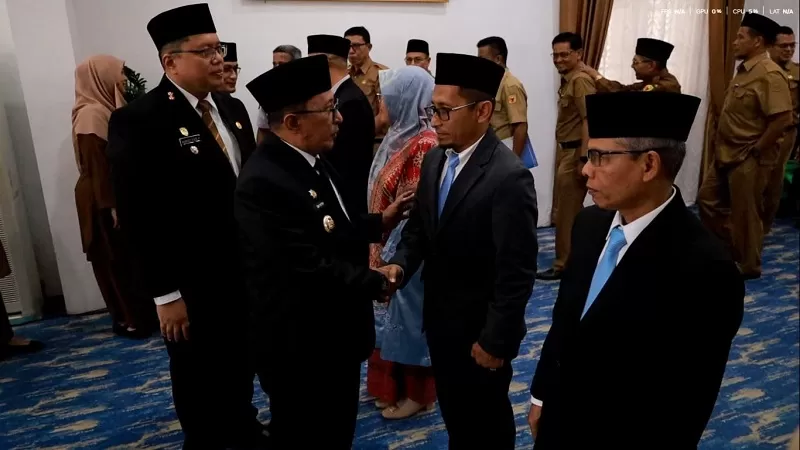 Bupati Eka Putra saat melantik sejumlah pejabat manajerial di lingkungan Pemerintah Kabupaten Tanah Datar. Pelantikan berlangsung di Gedung Indojolito, Senin (24/8/2026), dengan didampingi Wakil Bupati Tanah Datar Ahmad Fadly.