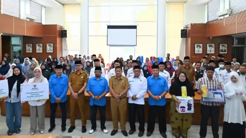 Pemerintah Kota Bukittinggi bersama Badan Amil Zakat Nasional (Baznas) dan Kementerian Agama (Kemenag) menyalurkan zakat kepada 59 mustahik di Aula Balaikota Bukittinggi, Senin (24/8/2026). (Foto: Pemko Bukittinggi)
