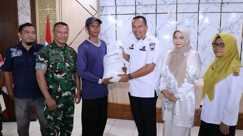 Penyaluran tahap pertama berlangsung di Balairung Pendopo Wali Kota Pariaman, Rabu (26/8/2026), dengan penerima dari Kecamatan Pariaman Selatan. (Foto: Pemko Pariaman)