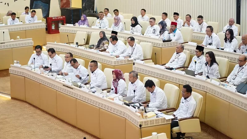 RDP menjadi agenda khusus pertama yang diikuti Ombudsman RI bersama Komisi II DPR RI. Pertemuan berlangsung pada Rabu (26/8/2026) di Ruang Rapat Komisi II, Gedung Nusantara DPR RI, Jakarta. (Foto: Ombudsman)