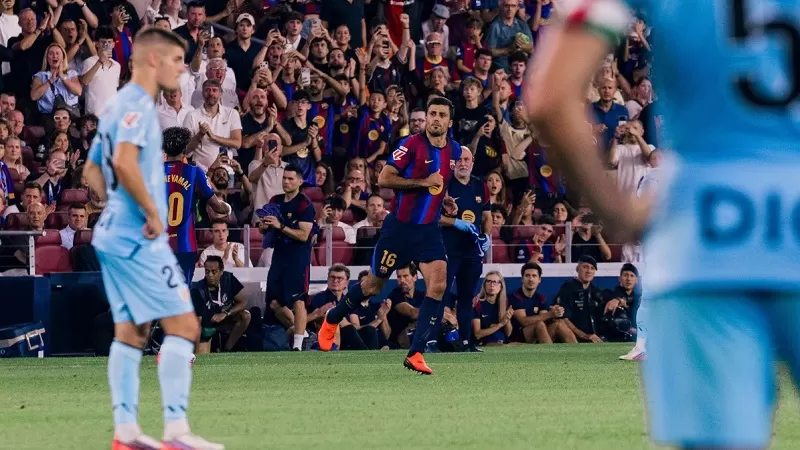 Rodri akhirnya menjalani debut bersama Barcelona. Pemain yang menyandang status sebagai pemenang Ballon d'Or 2024 itu tampil untuk pertama kalinya sebagai pemain Blaugrana ketika Barcelona mengalahkan Athletic Club Bilbao dengan skor 2-0 di Spotify Camp Nou, Jumat (28/8/2026) pukul 02.00 WIB. (Foto: Barcelona)