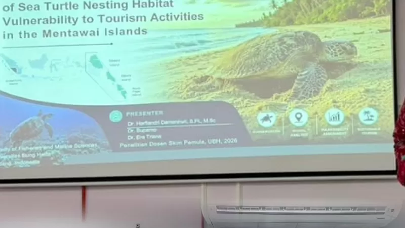 Dosen Program Studi Magister Sumberdaya Perairan, Pesisir dan Kelautan (SP2K), Fakultas Perikanan dan Ilmu Kelautan, Universitas Bung Hatta, Dr. Harfiandri Damanhuri, S.Pi., M.Sc., memaparkan penelitian mengenai tingkat kerentanan habitat peneluran penyu terhadap perkembangan aktivitas pariwisata. (Foto: UBH)