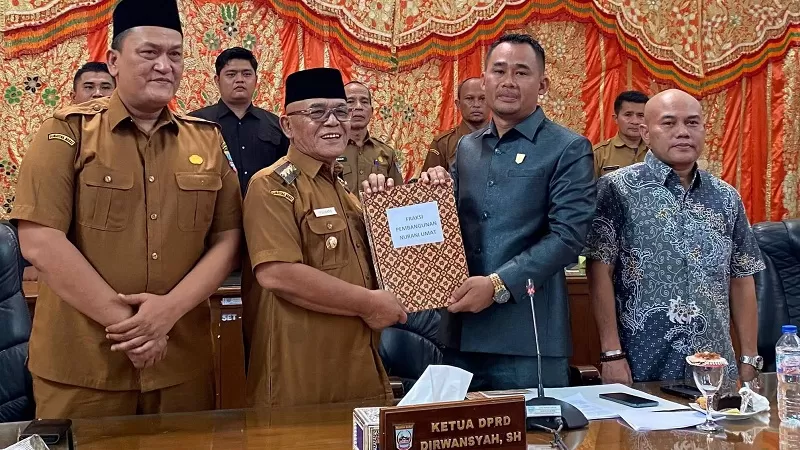  DPRD Kabupaten Pasaman Barat mengesahkan Rancangan Peraturan Daerah (Ranperda) tentang Perubahan Anggaran Pendapatan dan Belanja Daerah (APBD) Tahun Anggaran 2026. Pengesahan dilakukan melalui rapat paripurna di Pasaman Barat, Senin (31/8/2026). (Foto: Pemkab Pasbar)