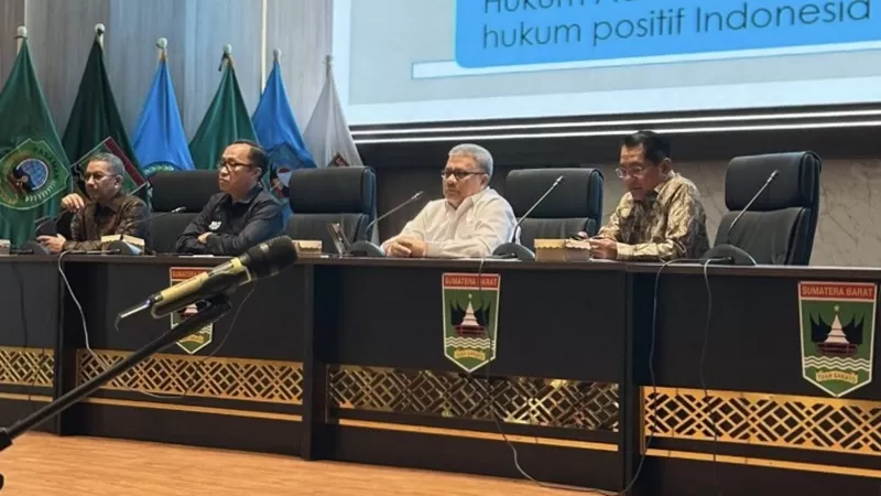 Bupati Padang Pariaman Dr. H. John Kenedy Azis, S.H., M.H., saat menjadi salah satu narasumber dalam Pelantikan dan Seminar Nasional Pengurus Daerah Jaringan Media Siber Indonesia (JMSI) Provinsi Sumatera Barat Masa Bakti 2025-2030 di Padang, Sabtu (29/8/2026). (Foto: Pemkab Padang Pariaman)