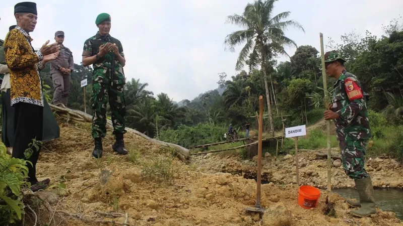 Kegiatan penanaman bambu dan tanaman produktif digelar Rabu (12/8/2026) untuk memperingati Hari Ulang Tahun (HUT) Kodam XX/Tuanku Imam Bonjol ke-1. (Foto: Pemkab Pasbar)