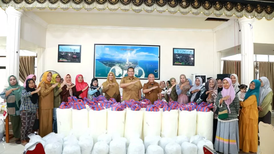 Penyerahan bantuan dilakukan Wali Kota Pariaman Yota Balad di Balairung Rumah Dinas Wali Kota Pariaman, Senin (10/8/2026). (Foto: Pemko Pariaman)