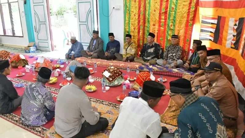 Nagari Sitanang, Kecamatan Ampek Nagari, Kabupaten Agam, menunjukkan semangat gotong royong melalui Alek Nagari Batagak Kudo-Kudo Masjid Istiqlal, Senin (24/8/2026). (Foto: Pemkab Agam)