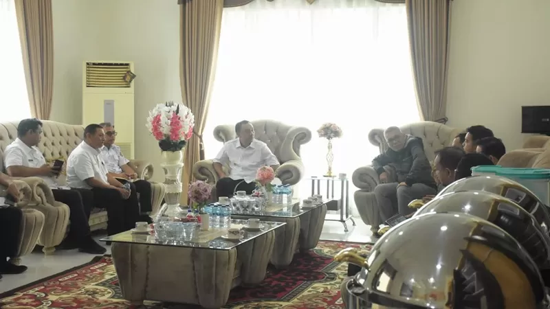 Wakil Bupati Agam saat menerima kunjungan Staf Ahli Menteri Bidang Pertanahan dan Keterpaduan Antar Lembaga Kementerian Perumahan dan Kawasan Permukiman (PKP), Teddy Paul H. Siagian, di Rumah Dinas Wakil Bupati Agam, Rabu (12/8/2026). (Foto: Pemkab Agam)