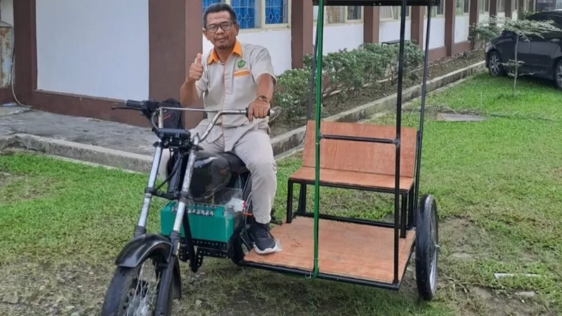 Becak Elektrik Hybrid Solar Panel Dikembangkan Mahasiswa Universitas Bung Hatta. (Foto: UBH)