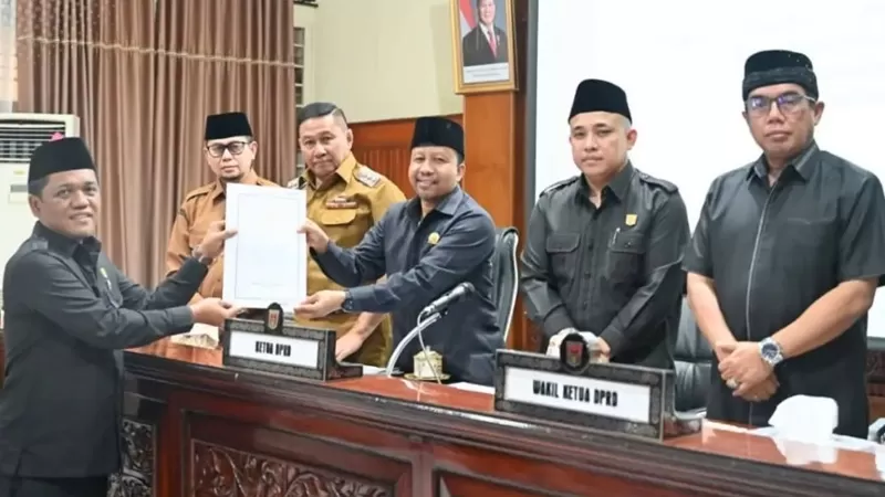 penandatanganan Nota Persetujuan Bersama dalam Rapat Paripurna di Gedung DPRD Kota Bukittinggi, Senin (31/8/2026). (Foto: Pemko Bukittinggi)