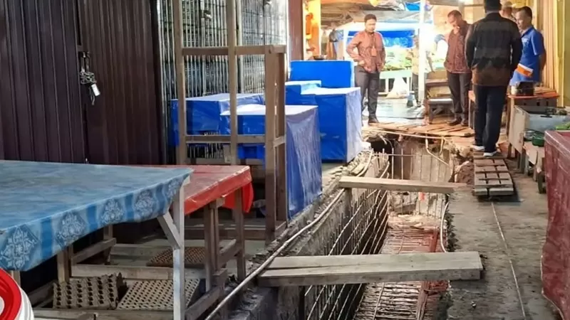Proses revitalisasi drainase Pasar Bawah ditinjau langsung Wali Kota Bukittinggi Ramlan Nurmatias bersama sejumlah kepala SKPD terkait, Kamis (20/8/2026). (Foto: Pemko Bukittinggi)