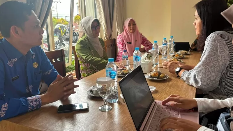 Tim Direktorat Fashion Kemenekraf yang dipimpin Maudy melakukan survei lapangan dan audiensi bersama Ketua Dekranasda Kota Padang Panjang, Ny. Maria Feronika Hendri, di Hotel Rang Kayo Basa, Kamis (6/8/2026). (Foto: Pemko Padang Panjang)