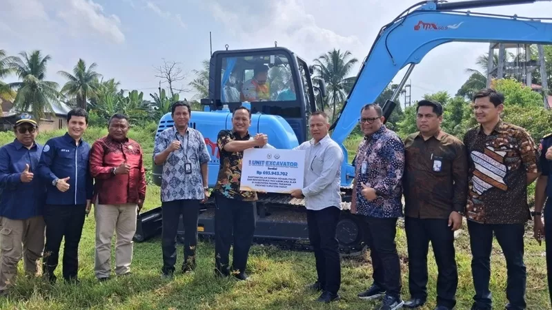 Penyaluran bantuan dilakukan oleh Sekretaris Jenderal KKP Andy Artha Donny Oktopura, usai mengikuti rangkaian Barefoot Running Padang Pariaman 2026 di kawasan Kampung Nelayan Merah Putih Pantai Katapiang, Sabtu (1/8/2026). (Foto: Pemkab Padang Pariaman)
