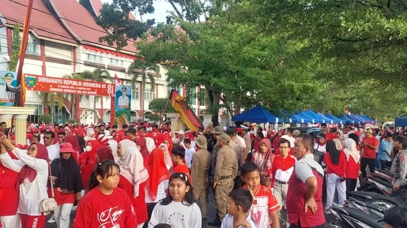 Ribuan warga mengikuti Funwalk dalam rangka memperingati Hari Ulang Tahun (HUT) ke-81 Kemerdekaan Republik Indonesia di Kabupaten Pesisir Selatan, Sabtu (15/8/2026). (Foto: Pemkab Pessel)