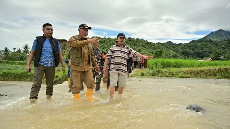 Gubernur Sumatera Barat (Sumbar) Mahyeldi Ansharullah bergerak cepat meninjau lokasi banjir yang melanda sejumlah kawasan di Kota Padang, Selasa (4/8/2026). (Foto: Pemprov Sumbar)