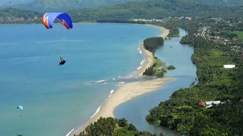Kegiatan paralayang di kawasan puncak Langkisau, Pesisir Selatan. (Foto: Pemkab Pessel)