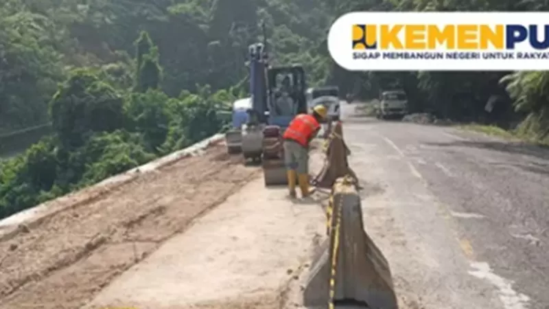 penanganan longsoran dilakukan Balai Pelaksanaan Jalan Nasional (BPJN) Sumatera Barat melalui Pejabat Pembuat Komitmen (PPK) 2.3. Tiga titik yang menjadi lokasi pekerjaan berada di KM 39+600 Barung-Barung Balantai, KM 94+650 IV Koto Hilia, dan KM 109+450 IV Koto Hilia. (Foto: BPJN Sumbar)