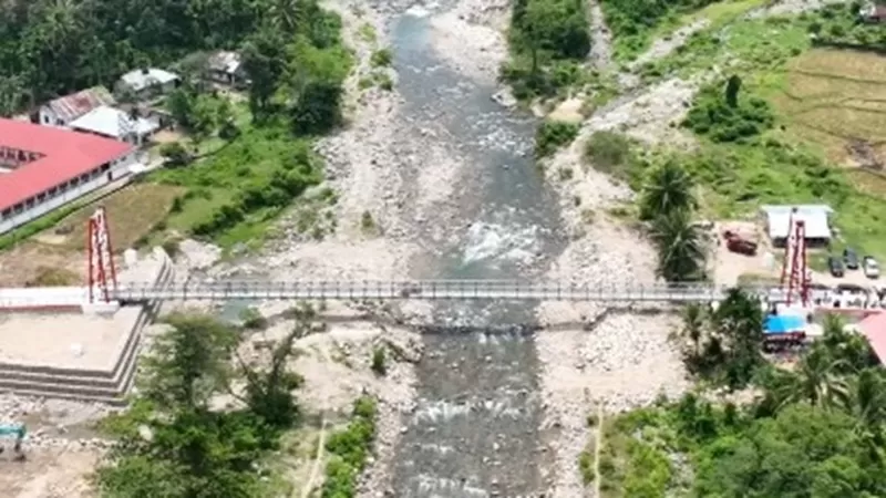 Tiga jembatan gantung di Kabupaten Pesisir Selatan, Sumatera Barat, kini kembali menghubungkan akses masyarakat setelah pembangunan selesai. Infrastruktur tersebut sebelumnya terdampak bencana banjir yang terjadi pada 2024. (Foto: BPJN Sumbar)