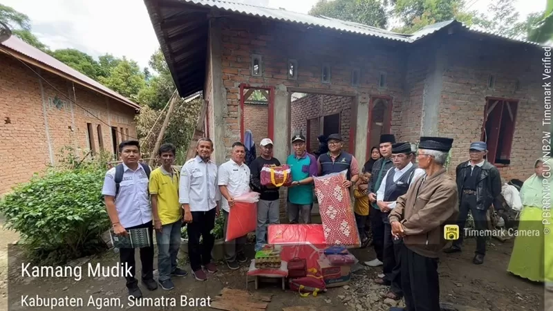 Pemerintah Kabupaten Agam memberikan bantuan kepada keluarga korban. Melalui Dinas Sosial, bantuan tanggap darurat diserahkan secara langsung pada Rabu (26/8/2026), sehari setelah kebakaran terjadi. (Foto: Pemkab Agam)
