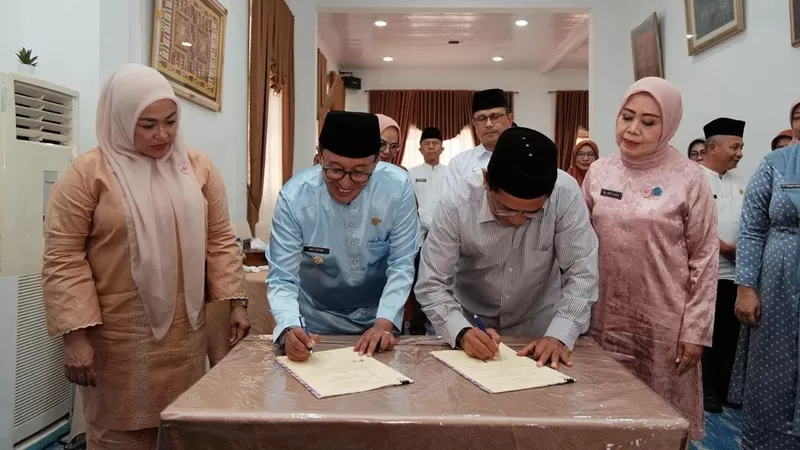 Penandatanganan Kesepakatan Bersama oleh Bupati Tanah Datar Eka Putra dan Bupati Padang Pariaman Jhon Kenedy Aziz di Indojolito Batusangkar, Jumat (28/8/2026). (Foto: Pemkab Tanah Datar)